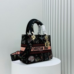 450Original Embroidery Lady five compartments spot embroidery toffee Tote limited series Puglia idyllic theme of high-grade hardware craftsmanship sense of full display of early spring fluttering style full of poetic and new spring breathsize24cm Model 99