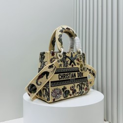 450Original Embroidery Lady five compartments spot embroidery toffee Tote limited series Puglia idyllic theme of high-grade hardware craftsmanship sense of full display of early spring fluttering style full of poetic and new spring breathsize24cm Model 99