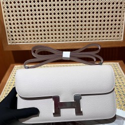 Kang Kang elan24 Epsom leather can be carried on the shoulder crossbody or hand carry put a large phone promax easily fit the new version of the size is too nice this on the body more elegant have a kind of soft outside and inside the feeling of color in 