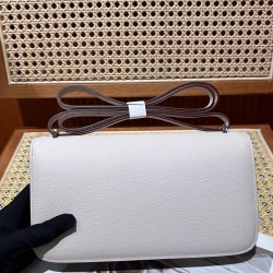 Kang Kang elan24 Epsom leather can be carried on the shoulder crossbody or hand carry put a large phone promax easily fit the new version of the size is too nice this on the body more elegant have a kind of soft outside and inside the feeling of color in 