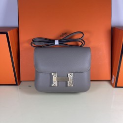 Kang Kang 18 Elephant Grey Gold Buckle Handmade Waxed Line All Steel Micro Engraved Lettering Hass Original Epsom Leather Special Two Color Effect Logo Celebration Celebration CONSTANCE AKA Stewardess Bag At the first glance, it looks like a youthful litt