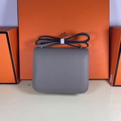 Kang Kang 18 Elephant Grey Gold Buckle Handmade Waxed Line All Steel Micro Engraved Lettering Hass Original Epsom Leather Special Two Color Effect Logo Celebration Celebration CONSTANCE AKA Stewardess Bag At the first glance, it looks like a youthful litt