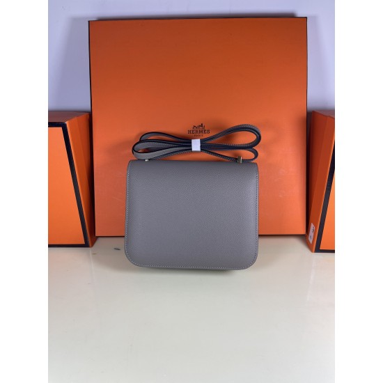 Kang Kang 18 Elephant Grey Gold Buckle Handmade Waxed Line All Steel Micro Engraved Lettering Hass Original Epsom Leather Special Two Color Effect Logo Celebration Celebration CONSTANCE AKA Stewardess Bag At the first glance, it looks like a youthful litt