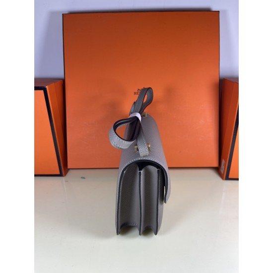 Kang Kang 18 Elephant Grey Gold Buckle Handmade Waxed Line All Steel Micro Engraved Lettering Hass Original Epsom Leather Special Two Color Effect Logo Celebration Celebration CONSTANCE AKA Stewardess Bag At the first glance, it looks like a youthful litt