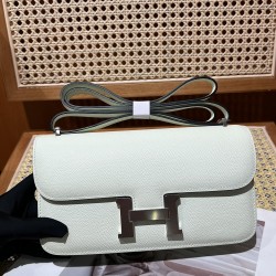 Kang Kang elan24 Epsom leather can be carried on the shoulder crossbody or hand carry put a large phone promax easily fit the new version of the size is too nice this on the body more elegant have a kind of soft outside and inside the feeling of color in 