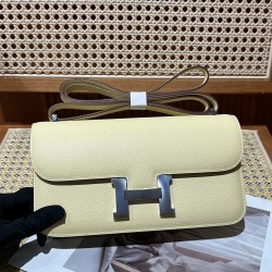 Kang Kang elan24 Epsom leather can be carried on the shoulder crossbody or hand carry put a large phone promax easily fit the new version of the size is so beautiful this on the body more elegant have a kind of soft outside and inside the feeling of color