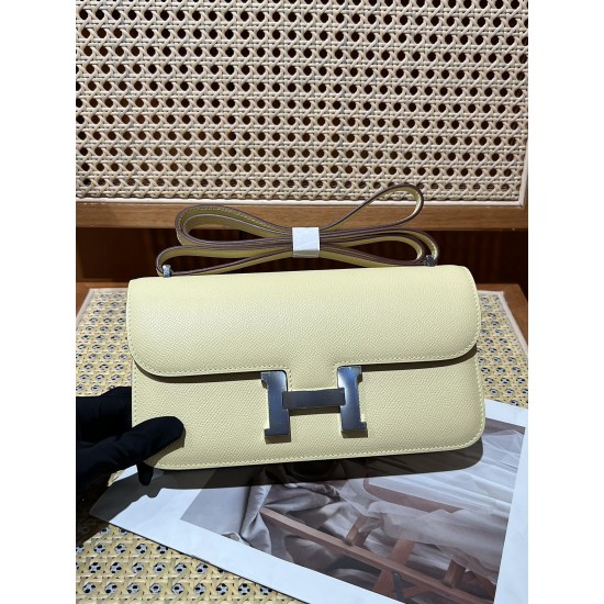 Kang Kang elan24 Epsom leather can be carried on the shoulder crossbody or hand carry put a large phone promax easily fit the new version of the size is so beautiful this on the body more elegant have a kind of soft outside and inside the feeling of color