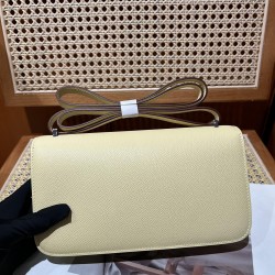 Kang Kang elan24 Epsom leather can be carried on the shoulder crossbody or hand carry put a large phone promax easily fit the new version of the size is so beautiful this on the body more elegant have a kind of soft outside and inside the feeling of color