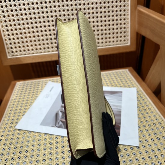 Kang Kang elan24 Epsom leather can be carried on the shoulder crossbody or hand carry put a large phone promax easily fit the new version of the size is so beautiful this on the body more elegant have a kind of soft outside and inside the feeling of color