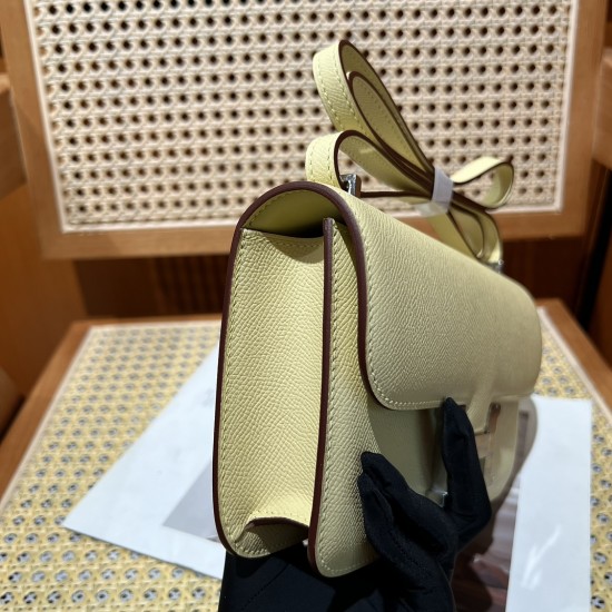 Kang Kang elan24 Epsom leather can be carried on the shoulder crossbody or hand carry put a large phone promax easily fit the new version of the size is so beautiful this on the body more elegant have a kind of soft outside and inside the feeling of color