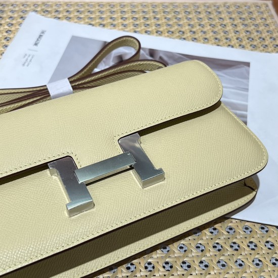 Kang Kang elan24 Epsom leather can be carried on the shoulder crossbody or hand carry put a large phone promax easily fit the new version of the size is so beautiful this on the body more elegant have a kind of soft outside and inside the feeling of color