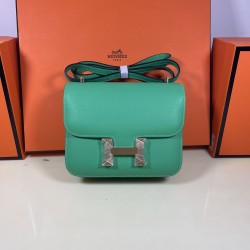 Kang Kang 18 comic green gold buckle handmade wax line all steel micro-engraved lettering engraved hass original Epsom leather unique two-tone effect logo Celebrate the celebrationconstance also known as the stewardess bag At first glance, it looks like a