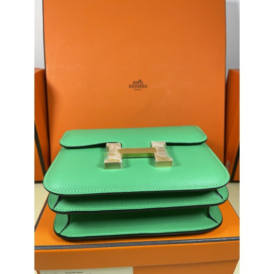 Kang Kang 18 comic green gold buckle handmade wax line all steel micro-engraved lettering engraved hass original Epsom leather unique two-tone effect logo Celebrate the celebrationconstance also known as the stewardess bag At first glance, it looks like a