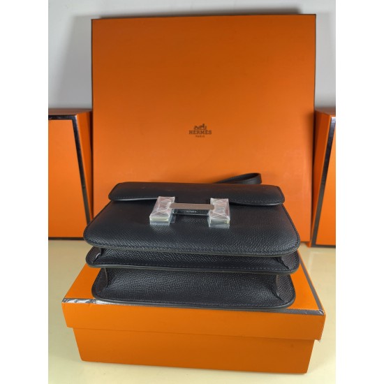 Kang Kang 18 Classic Black Silver Buckle Handmade Waxed Line All Steel Micro Engraved Lettering hass Original Epsom Leather Unique Two Color Effect Logo Celebrate the celebration of constance Also known as the stewardess bag At the first glance, it looks 