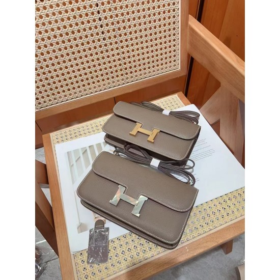 Kang Kang elan24 Epsom leather can be carried on the shoulder crossbody or hand carry put a large phone promax easily fit the new version of the size is too nice this on the body more elegant have a kind of soft outside and inside the feeling of color in 