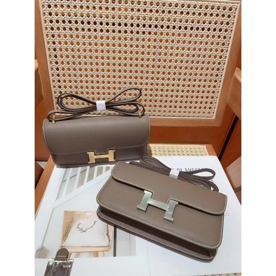 Kang Kang elan24 Epsom leather can be carried on the shoulder crossbody or hand carry put a large phone promax easily fit the new version of the size is too nice this on the body more elegant have a kind of soft outside and inside the feeling of color in 