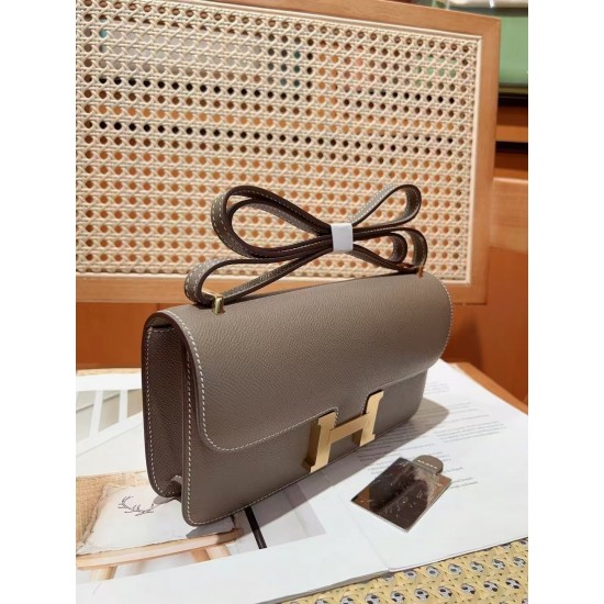 Kang Kang elan24 Epsom leather can be carried on the shoulder crossbody or hand carry put a large phone promax easily fit the new version of the size is too nice this on the body more elegant have a kind of soft outside and inside the feeling of color in 