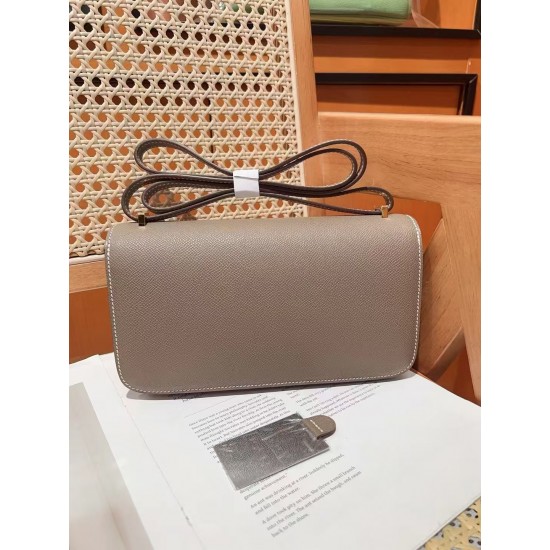 Kang Kang elan24 Epsom leather can be carried on the shoulder crossbody or hand carry put a large phone promax easily fit the new version of the size is too nice this on the body more elegant have a kind of soft outside and inside the feeling of color in 