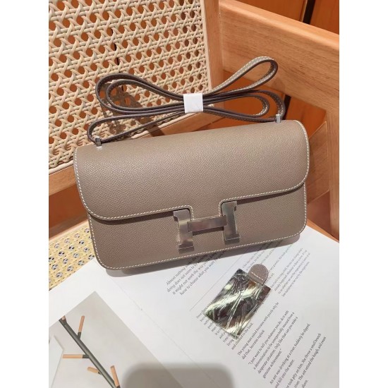 Kang Kang elan24 Epsom leather can be carried on the shoulder crossbody or hand carry put a large phone promax easily fit the new version of the size is too nice this on the body more elegant have a kind of soft outside and inside the feeling of color in 