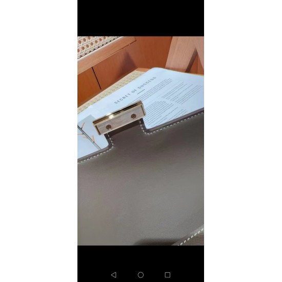 Kang Kang elan24 Epsom leather can be carried on the shoulder crossbody or hand carry put a large phone promax easily fit the new version of the size is too nice this on the body more elegant have a kind of soft outside and inside the feeling of color in 