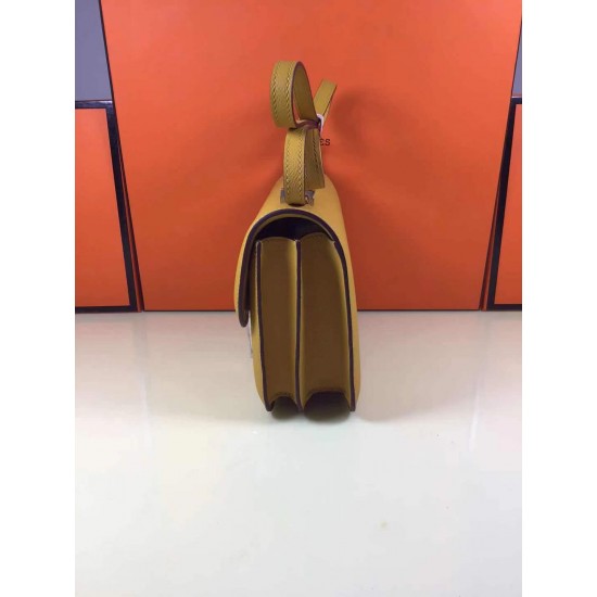 Kang Kang 18 amber yellow silver buckle handmade wax line all steel micro-engraved lettering engraved hass original Epsom leather unique two-tone effect logo Celebrate celebrateconstance also known as the stewardess bag At first glance, it looks like a yo