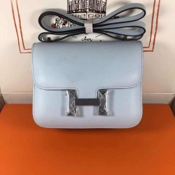 Kang Kang 18 Haze Blue Silver Buckle Handmade Waxed Wire All Steel Micro Engraved Lettering Engraved hass Original Epsom Leather Special Two Color Effect Logo Celebrate Constance Also Known As The Stewardess Bag At first glance, it looks like a youthful l