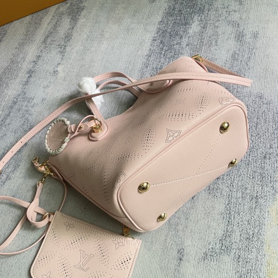 p530独家定制实拍 顶级原单独家版M13839动态变码 Blossom 小号手袋于新季推出 Mahina Bloom 版本以全幅穿孔图案生动描摹 Monogram 花卉的绰约风姿皮革包身浸染柔美色彩与耀目金属件共筑优雅格调可调节肩带与撞色 LV 编织装饰均可随心拆卸200 x 200 x 125 厘米 长 x 高 x 宽镂花穿孔牛皮革牛皮革饰边织物内衬金属件磁性钩扣开合内钩扣开合可拆卸拉链内袋可拆卸标识装饰金属底钉可收纳 Rosalie 零钱包智能手机钥匙和耳机肩带可拆卸可调节包带半长520 厘米包带半