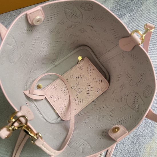 p530独家定制实拍 顶级原单独家版M13839动态变码 Blossom 小号手袋于新季推出 Mahina Bloom 版本以全幅穿孔图案生动描摹 Monogram 花卉的绰约风姿皮革包身浸染柔美色彩与耀目金属件共筑优雅格调可调节肩带与撞色 LV 编织装饰均可随心拆卸200 x 200 x 125 厘米 长 x 高 x 宽镂花穿孔牛皮革牛皮革饰边织物内衬金属件磁性钩扣开合内钩扣开合可拆卸拉链内袋可拆卸标识装饰金属底钉可收纳 Rosalie 零钱包智能手机钥匙和耳机肩带可拆卸可调节包带半长520 厘米包带半