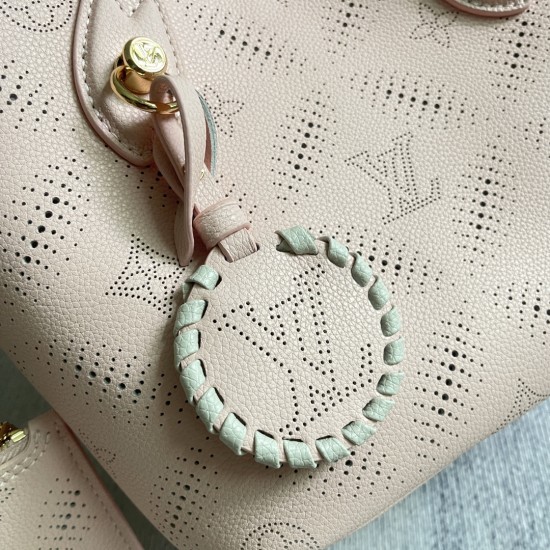 p530独家定制实拍 顶级原单独家版M13839动态变码 Blossom 小号手袋于新季推出 Mahina Bloom 版本以全幅穿孔图案生动描摹 Monogram 花卉的绰约风姿皮革包身浸染柔美色彩与耀目金属件共筑优雅格调可调节肩带与撞色 LV 编织装饰均可随心拆卸200 x 200 x 125 厘米 长 x 高 x 宽镂花穿孔牛皮革牛皮革饰边织物内衬金属件磁性钩扣开合内钩扣开合可拆卸拉链内袋可拆卸标识装饰金属底钉可收纳 Rosalie 零钱包智能手机钥匙和耳机肩带可拆卸可调节包带半长520 厘米包带半