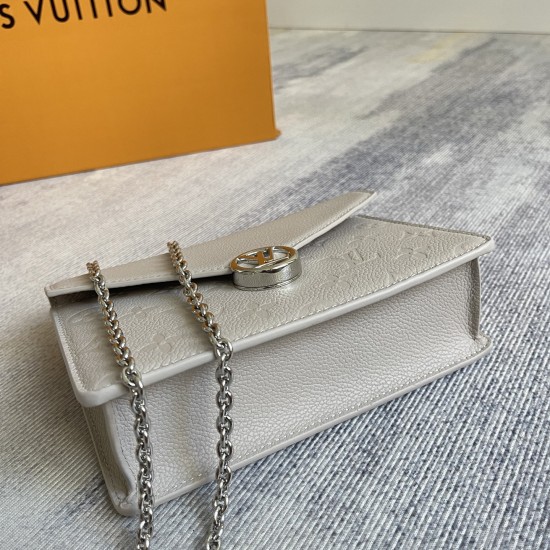 p450 EXCLUSIVE CUSTOMIZED ACTUAL TOP ORIGINAL ENHANCED CHIP EDITION M13570 This elegant chain charm wallet, Rosy, comes in a timeless, classic burgundy colorway that complements any look. It's crafted from the house's iconic Monogram Empreinte leather and