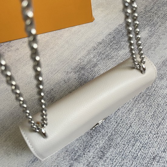 p450 EXCLUSIVE CUSTOMIZED ACTUAL TOP ORIGINAL ENHANCED CHIP EDITION M13570 This elegant chain charm wallet, Rosy, comes in a timeless, classic burgundy colorway that complements any look. It's crafted from the house's iconic Monogram Empreinte leather and