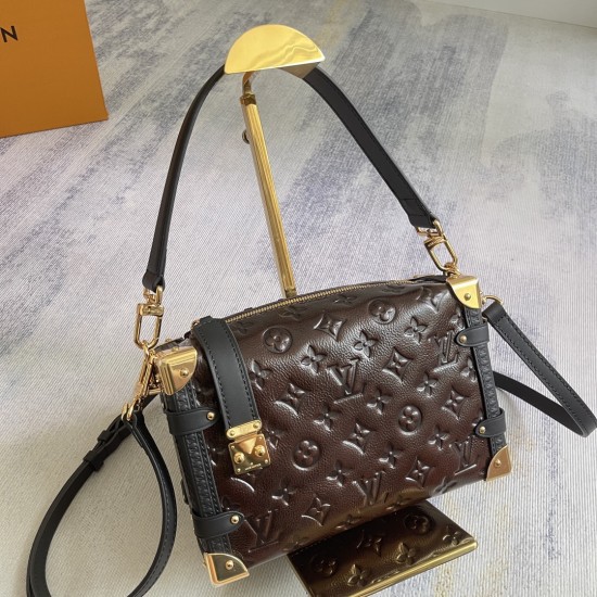 p550 Exclusive Customized Actual Top Original Enhanced Chip Edition M26304 Top Original Dynamic 163 Continuing Louis Vuitton's tradition of trunk-making in the Fall/Winter 2025 collection, the Side Trunk medium bag is crafted in iconic Monogram Saga leath