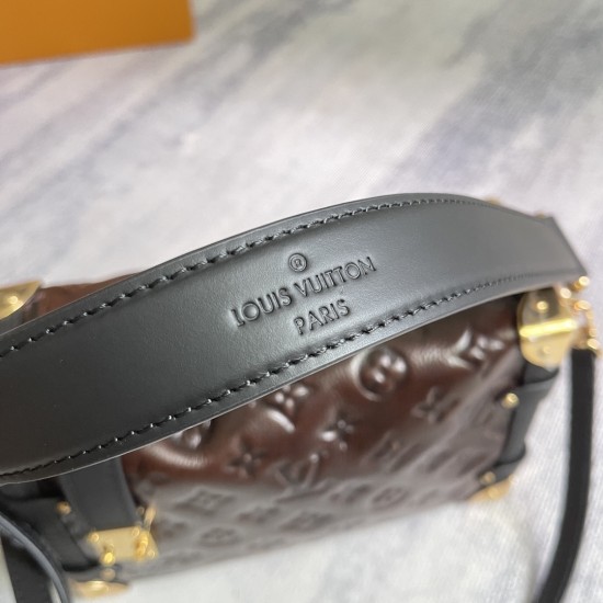 p550 Exclusive Customized Actual Top Original Enhanced Chip Edition M26304 Top Original Dynamic 163 Continuing Louis Vuitton's tradition of trunk-making in the Fall/Winter 2025 collection, the Side Trunk medium bag is crafted in iconic Monogram Saga leath