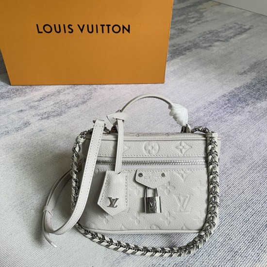 P420Exclusive customized real top-quality original reinforced variant chip M13593 taro grayThis Vanity Chain Pouch is made of classic Monogram Empreinte leather in a trendy color and conveys the spirit of the brand's travels with a padlock and a key case 