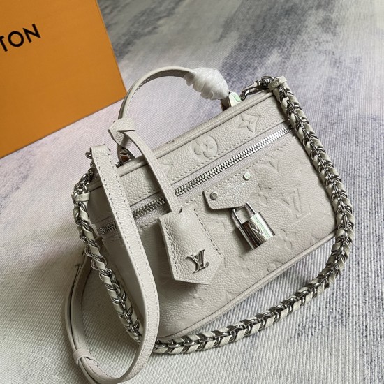 P420Exclusive customized real top-quality original reinforced variant chip M13593 taro grayThis Vanity Chain Pouch is made of classic Monogram Empreinte leather in a trendy color and conveys the spirit of the brand's travels with a padlock and a key case 