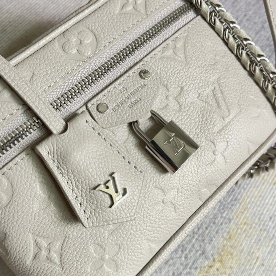 P420Exclusive customized real top-quality original reinforced variant chip M13593 taro grayThis Vanity Chain Pouch is made of classic Monogram Empreinte leather in a trendy color and conveys the spirit of the brand's travels with a padlock and a key case 