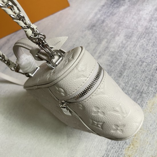 P420Exclusive customized real top-quality original reinforced variant chip M13593 taro grayThis Vanity Chain Pouch is made of classic Monogram Empreinte leather in a trendy color and conveys the spirit of the brand's travels with a padlock and a key case 