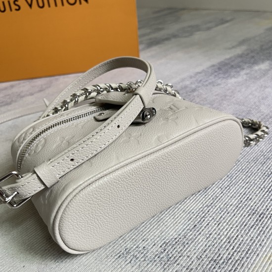 P420Exclusive customized real top-quality original reinforced variant chip M13593 taro grayThis Vanity Chain Pouch is made of classic Monogram Empreinte leather in a trendy color and conveys the spirit of the brand's travels with a padlock and a key case 