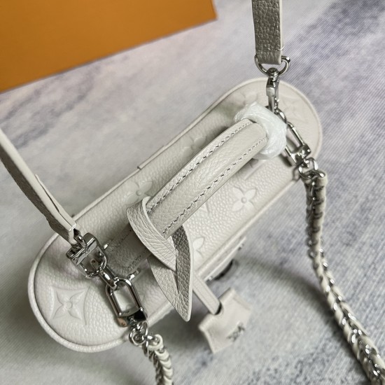 P420Exclusive customized real top-quality original reinforced variant chip M13593 taro grayThis Vanity Chain Pouch is made of classic Monogram Empreinte leather in a trendy color and conveys the spirit of the brand's travels with a padlock and a key case 