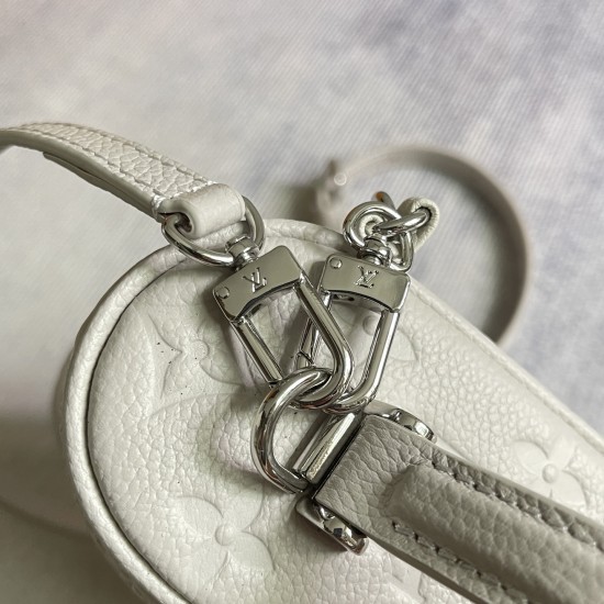 P420Exclusive customized real top-quality original reinforced variant chip M13593 taro grayThis Vanity Chain Pouch is made of classic Monogram Empreinte leather in a trendy color and conveys the spirit of the brand's travels with a padlock and a key case 