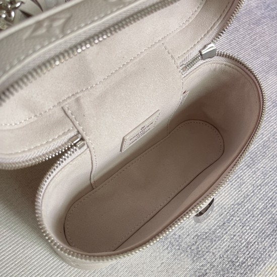 P420Exclusive customized real top-quality original reinforced variant chip M13593 taro grayThis Vanity Chain Pouch is made of classic Monogram Empreinte leather in a trendy color and conveys the spirit of the brand's travels with a padlock and a key case 