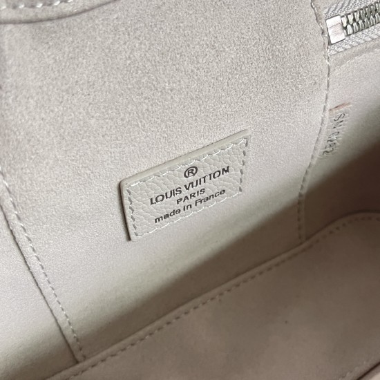 P420Exclusive customized real top-quality original reinforced variant chip M13593 taro grayThis Vanity Chain Pouch is made of classic Monogram Empreinte leather in a trendy color and conveys the spirit of the brand's travels with a padlock and a key case 