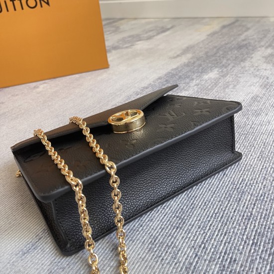 p450 Exclusive Customized Actual Top Original Enhanced Chip Edition M13569 Black This elegant chain charm wallet Rosy has a timeless classic burgundy color palette that complements any look. It's crafted from the brand's signature Monogram Empreinte leath