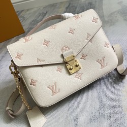 P520 Exclusive Customized Live Shot Dynamic 163c Chip Top Original Enhanced M14977 Cream Top Original Home Background Live Shot This Pochette Metis MM showcases House's updated Monogram Empreinte leather with a tonal silhouette that's a chic, everyday cho