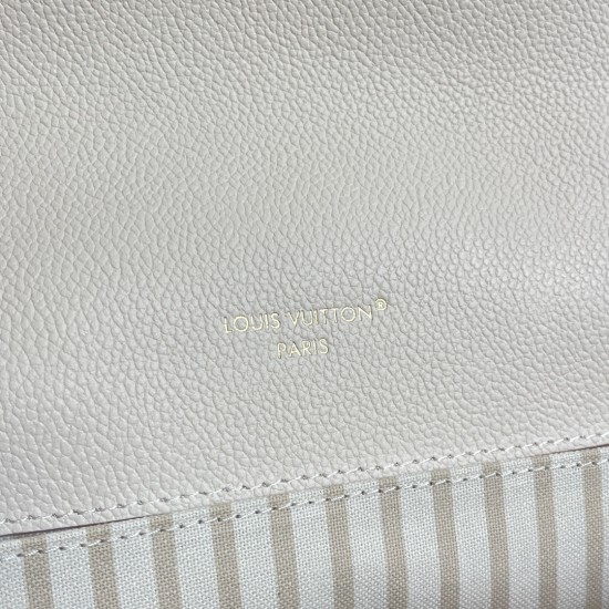 P520 Exclusive Customized Live Shot Dynamic 163c Chip Top Original Enhanced M14977 Cream Top Original Home Background Live Shot This Pochette Metis MM showcases House's updated Monogram Empreinte leather with a tonal silhouette that's a chic, everyday cho