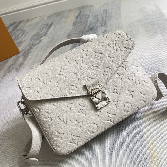 P520 Exclusive Customized Real Shots Dynamic 163c Chip Top Original Enhanced M13481 Top Original Home Background Real Shots This Pochette Metis MM showcases House's updated Monogram Empreinte Leather with a tonal silhouette that is a chic everyday choice 