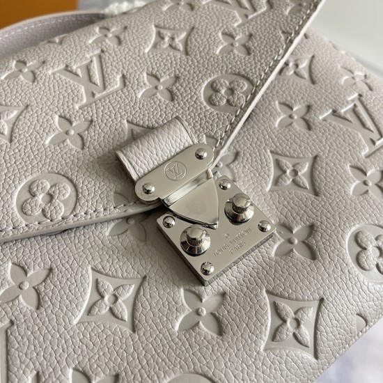 P520 Exclusive Customized Real Shots Dynamic 163c Chip Top Original Enhanced M13481 Top Original Home Background Real Shots This Pochette Metis MM showcases House's updated Monogram Empreinte Leather with a tonal silhouette that is a chic everyday choice 