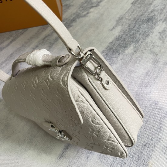 P520 Exclusive Customized Real Shots Dynamic 163c Chip Top Original Enhanced M13481 Top Original Home Background Real Shots This Pochette Metis MM showcases House's updated Monogram Empreinte Leather with a tonal silhouette that is a chic everyday choice 