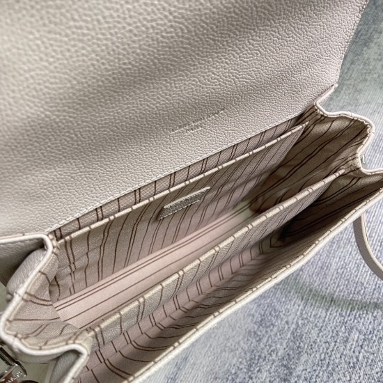 P520 Exclusive Customized Real Shots Dynamic 163c Chip Top Original Enhanced M13481 Top Original Home Background Real Shots This Pochette Metis MM showcases House's updated Monogram Empreinte Leather with a tonal silhouette that is a chic everyday choice 