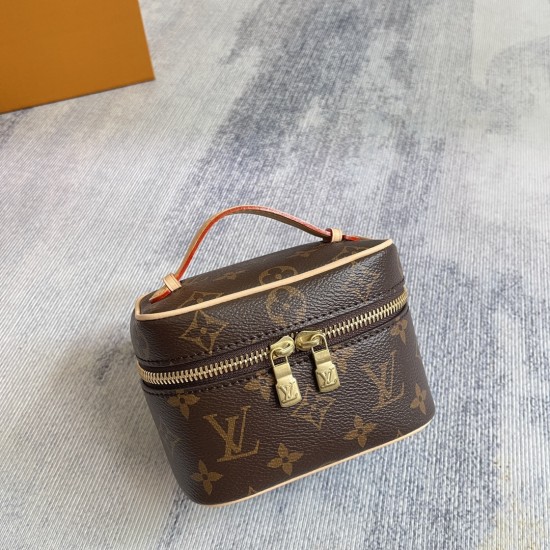 P250exclusive customized real photo dynamic 163c01 top original reinforced M44936 old flower top original real photo in the background of the home Nice Nano cosmetic bag in Monogram canvas shaped in a compact configuration can be placed in the bathroom to